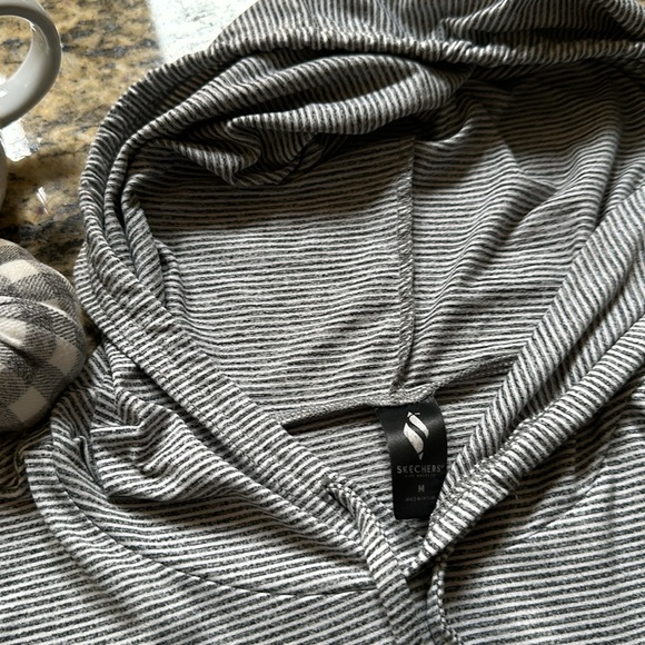 Sketchers long sleeve active wear top - Picture 3 of 5